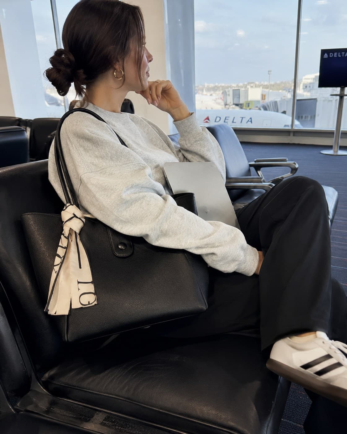 Travelling with the Everyday Tote in Noir