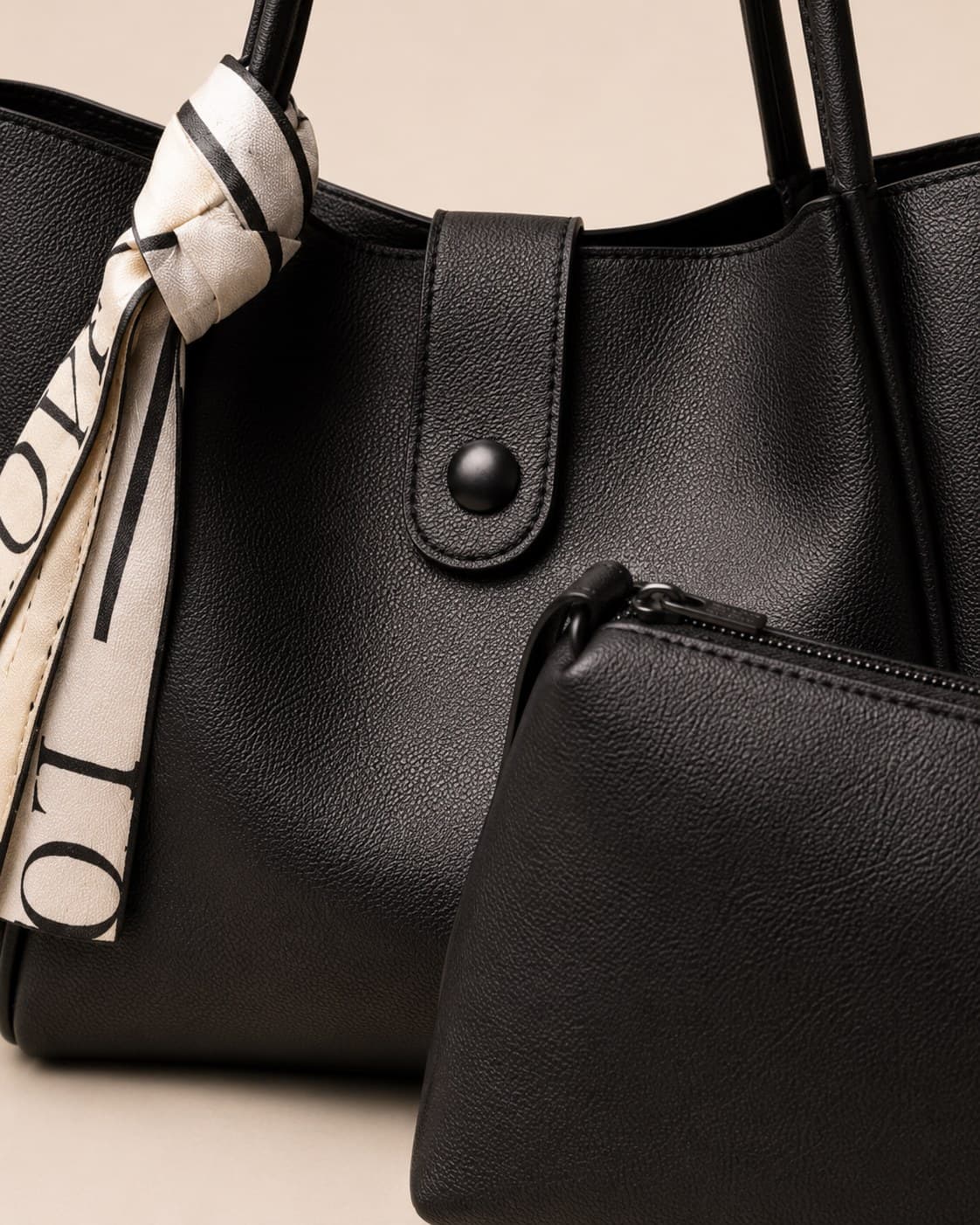 Close detail of the centre closure and handles on the Everyday Tote