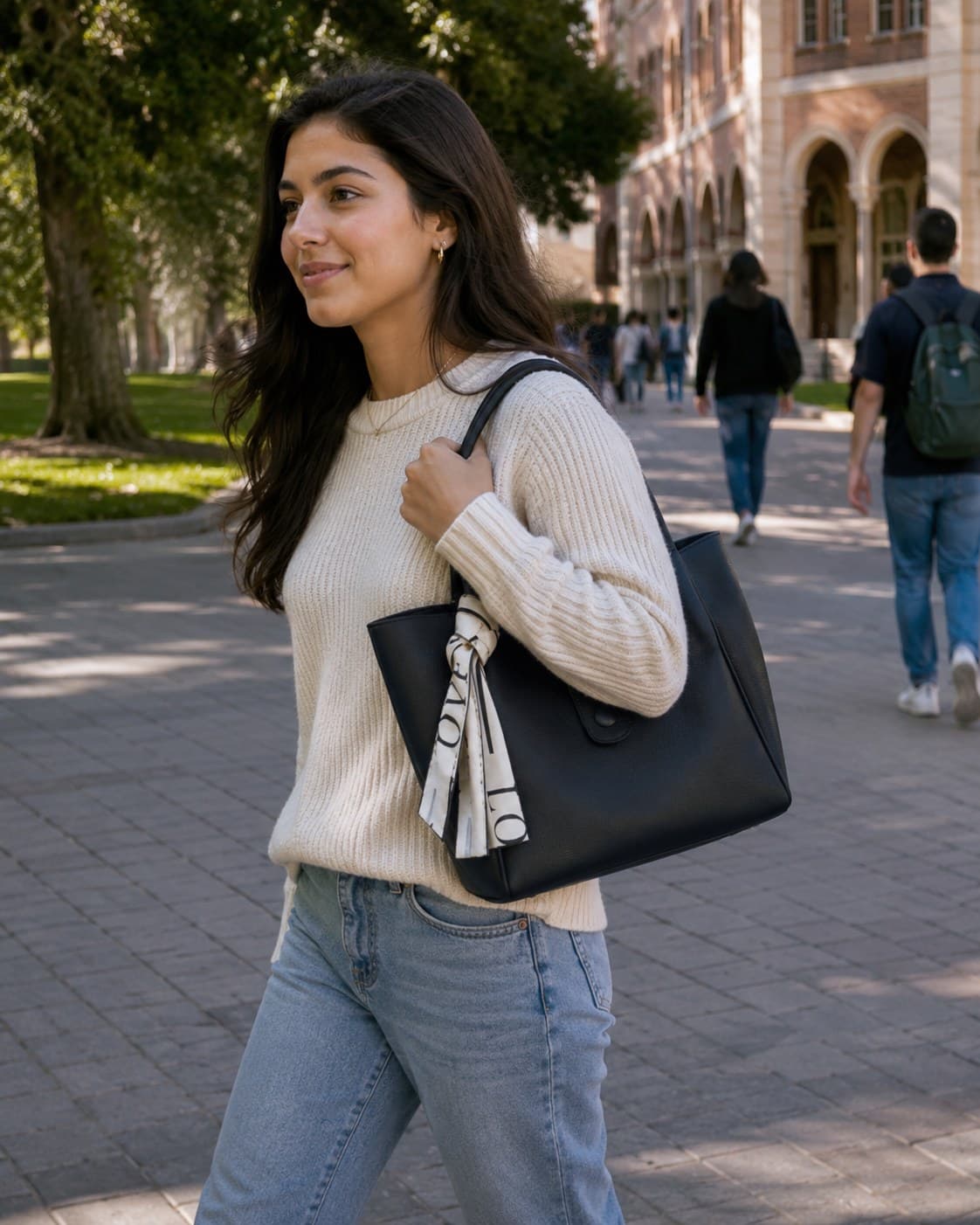 Between classes with the Everyday Tote in Noir
