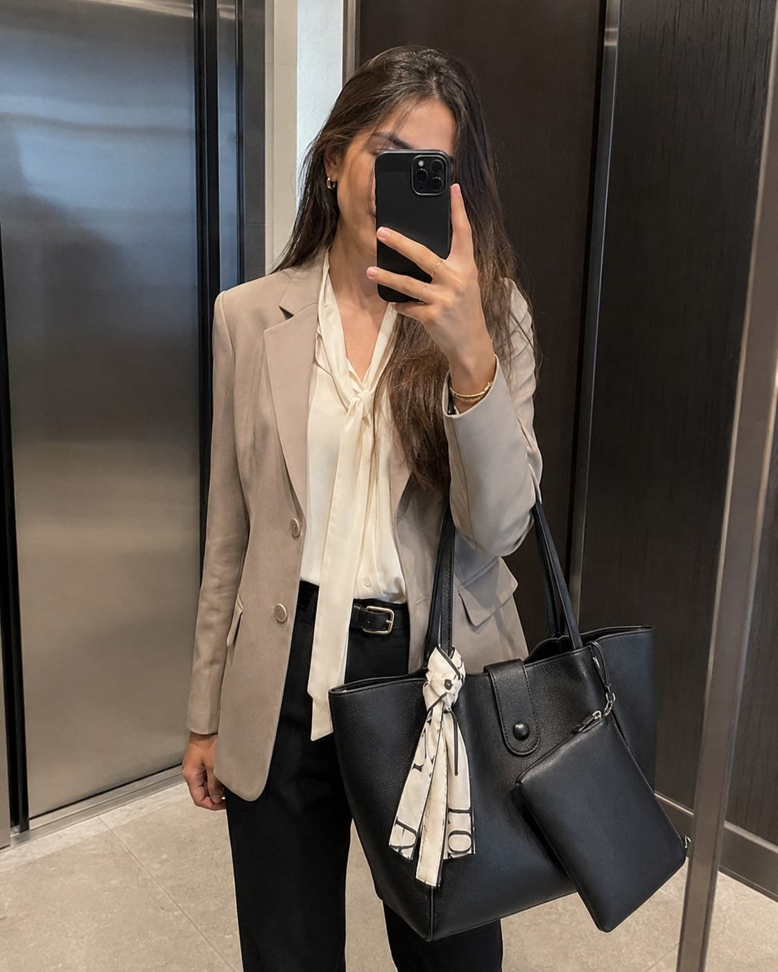 In the lift with the Everyday Tote in Noir
